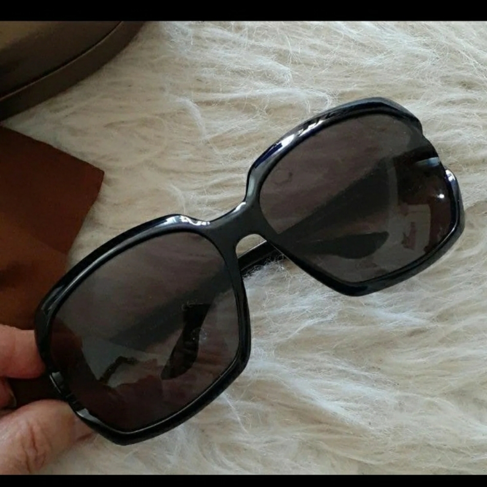 Gucci black square sunglasses with case cloth